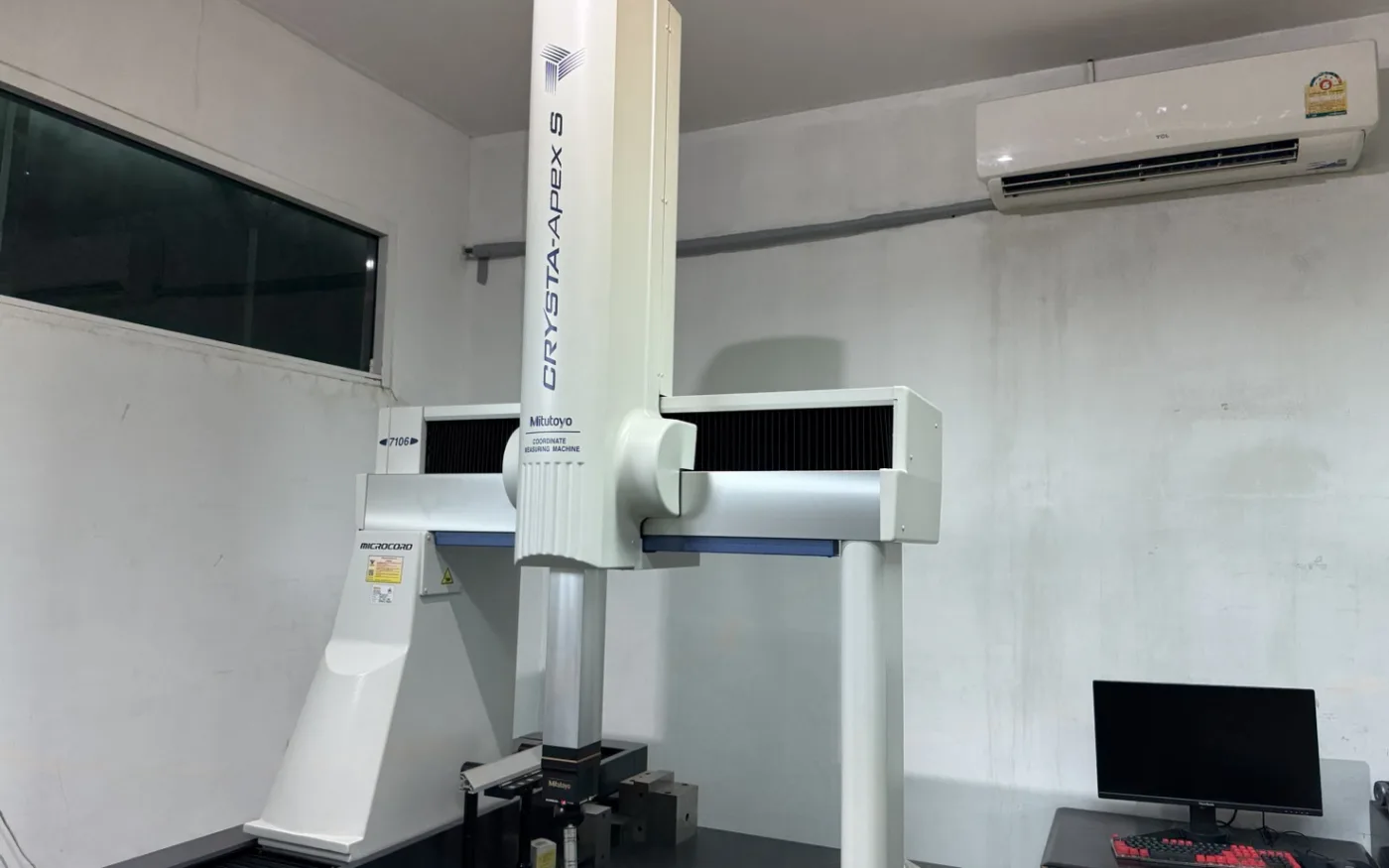 CMM coordinate measuring machine in the inspection room